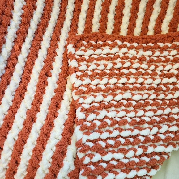 Hand-knit pet pad, size large approx. 29"×34" - Picture 2 of 4